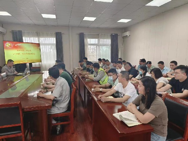 【理論宣講】鑫巖石料開展“統(tǒng)一思想，為實(shí)現(xiàn)工業(yè)倍增、項(xiàng)目突破增磚添瓦”宣講活動(dòng)