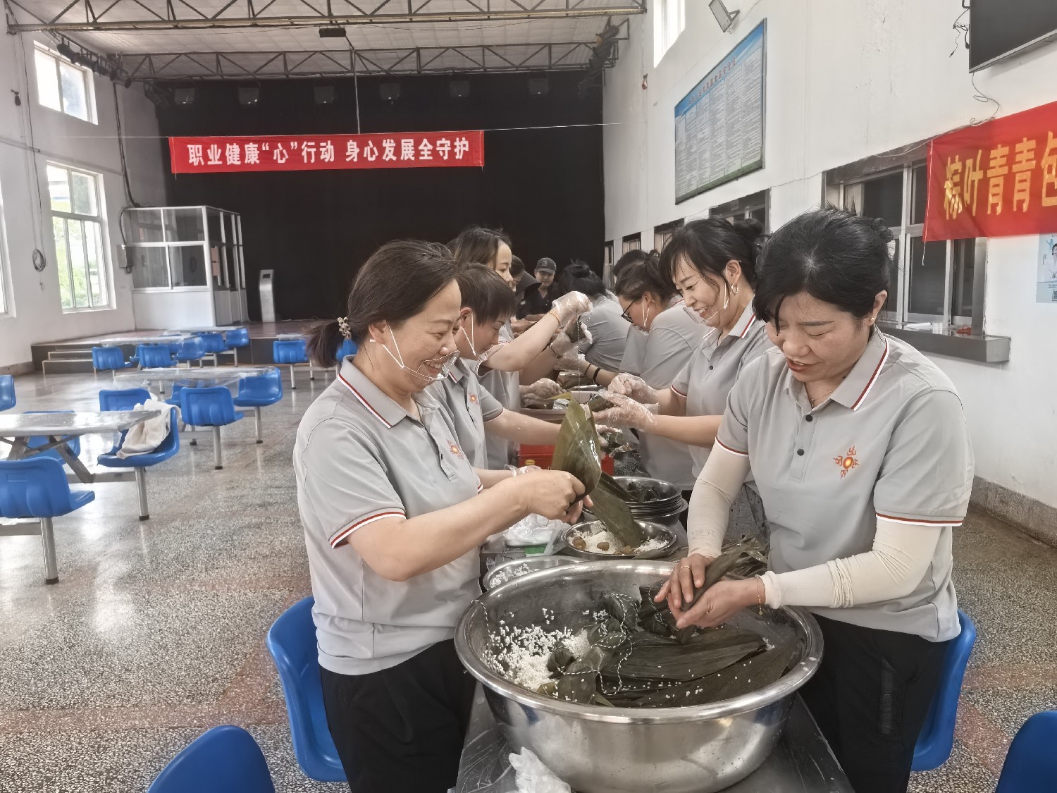 級(jí)索煤礦開(kāi)展“包粽子·送安康”主題活動(dòng)