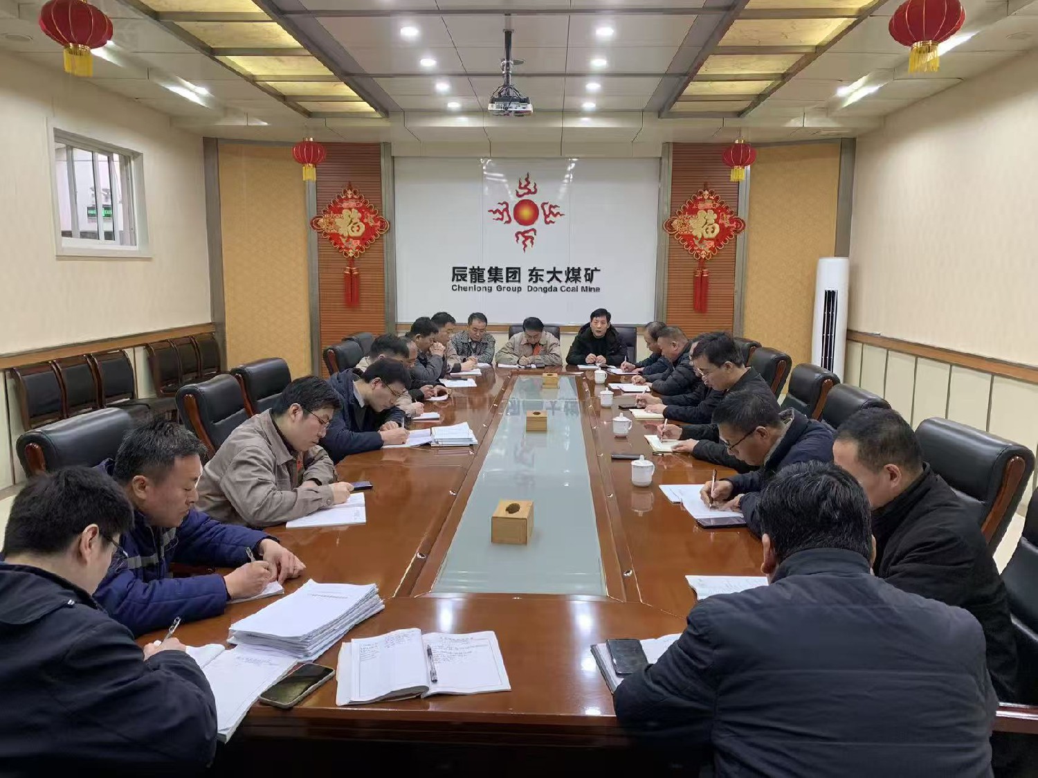 東大煤礦召開16煤產(chǎn)能提升專題研討會(huì)議